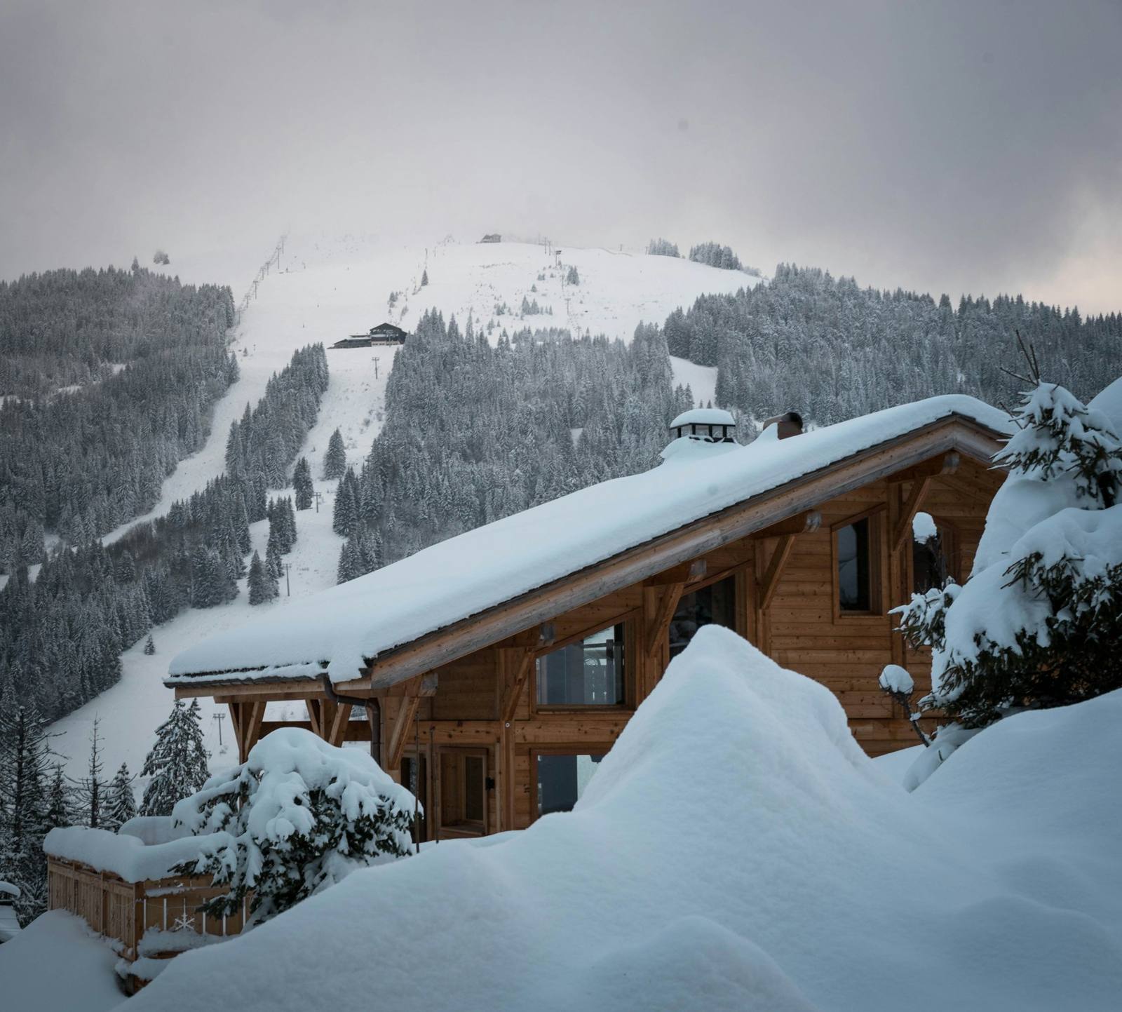 Chalet enneigé dans les Alpes suisses