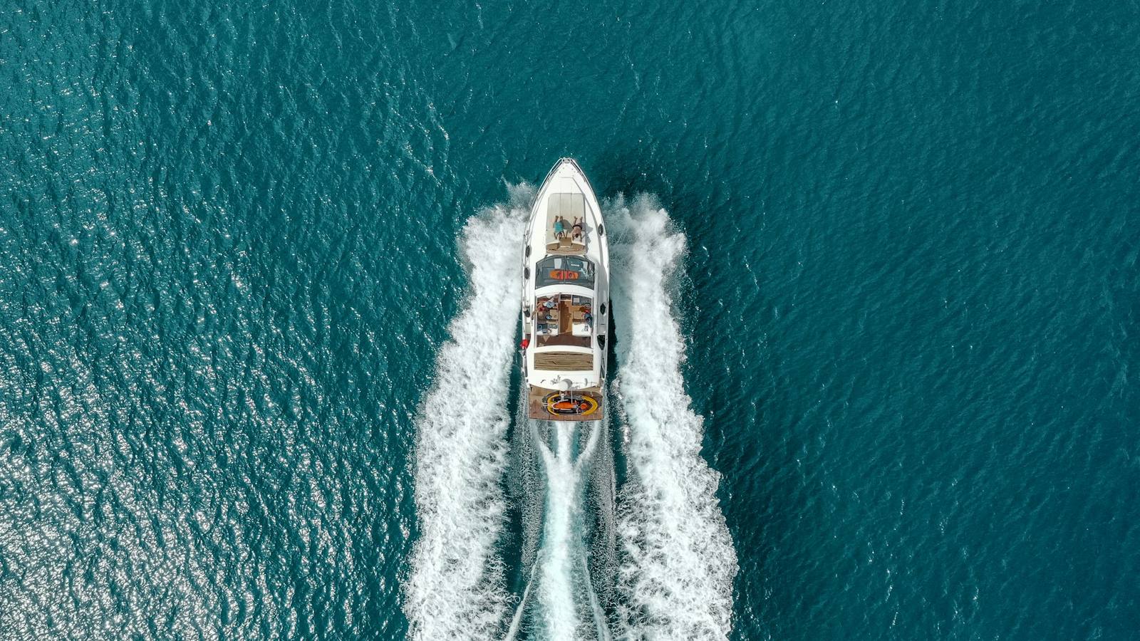Yacht naviguant en pleine mer, vue aérienne