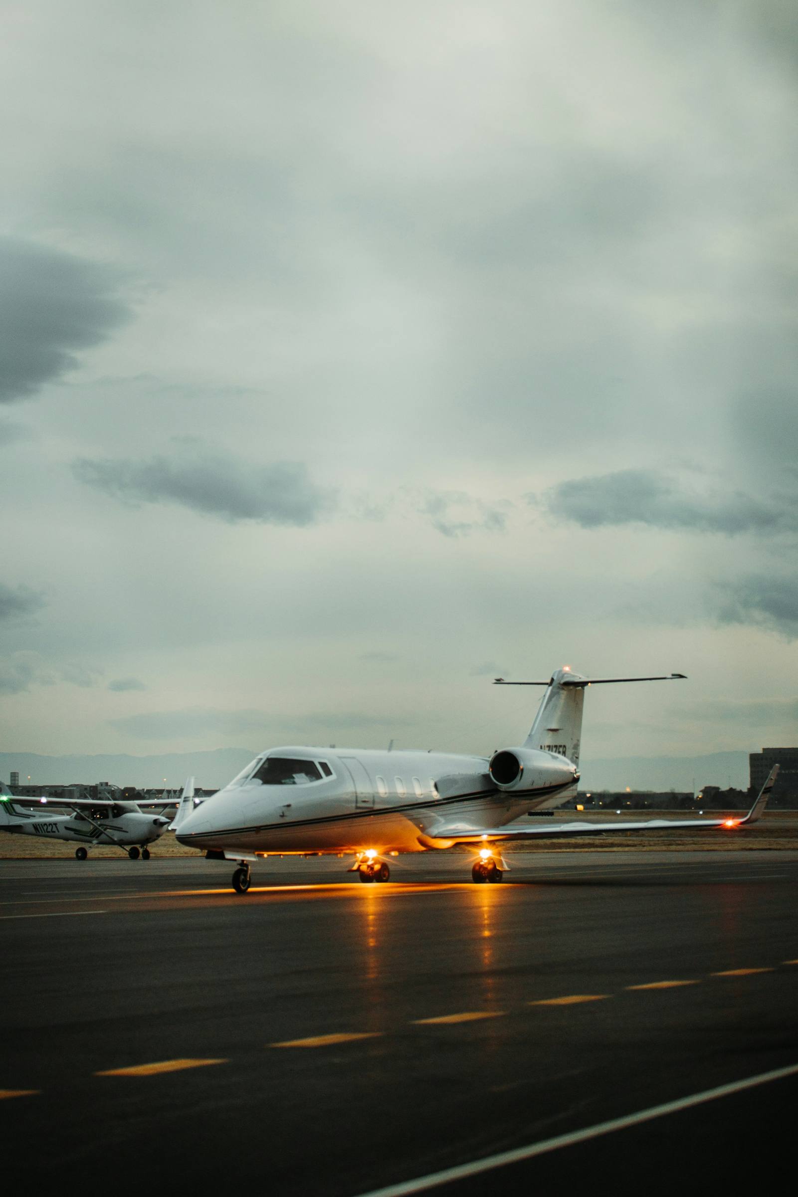 Jet privé sur le tarmac au crépuscule