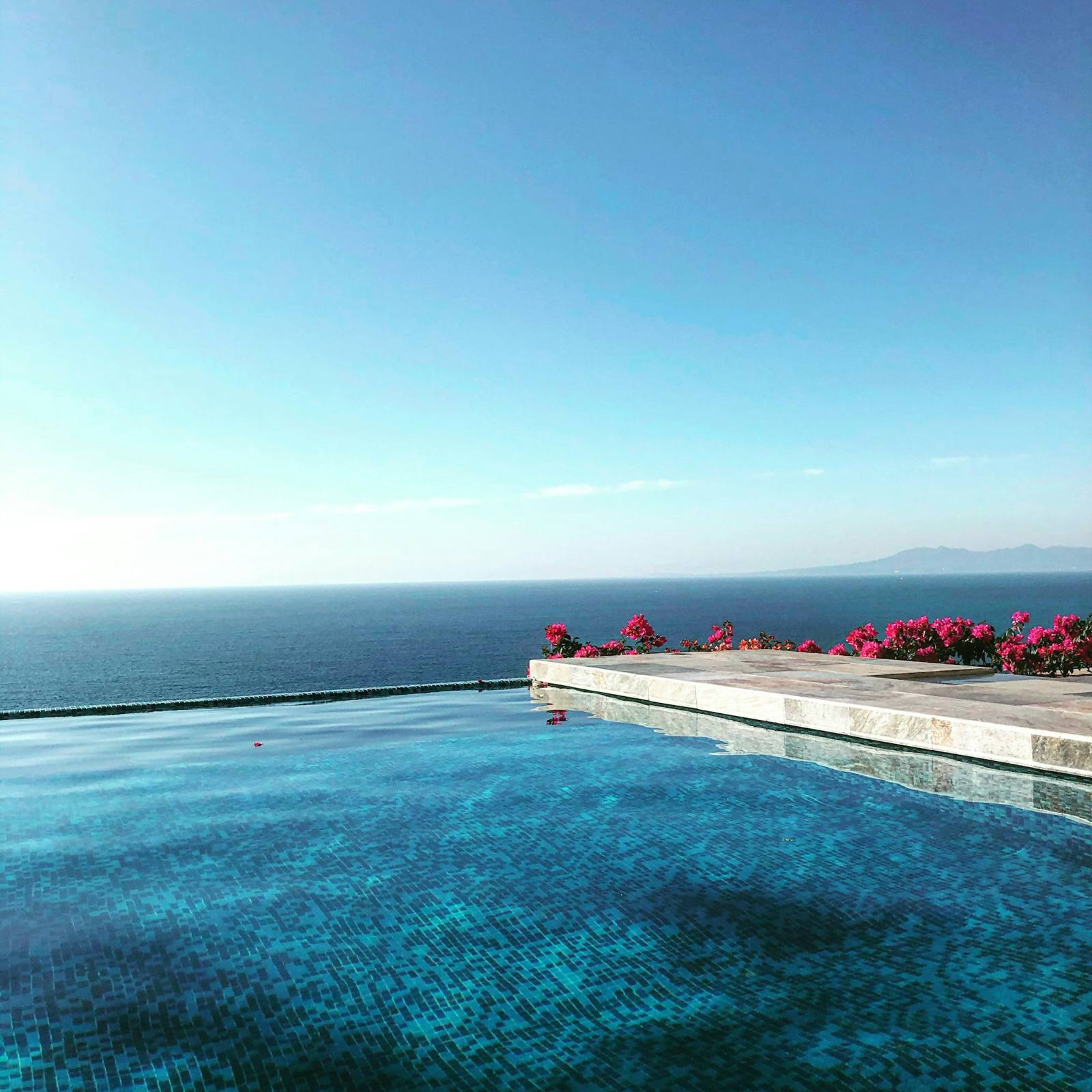Piscine à débordement face à la mer dans un hôtel de luxe